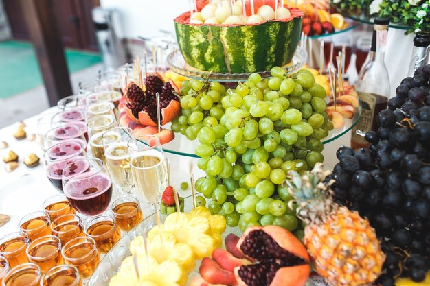 Mesa con diferentes tipos de frutas y bebidas