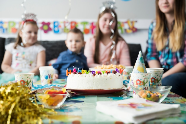 Mesa dulce para niños con pastel de cumpleaños