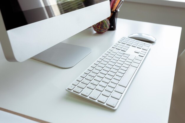 Mesa de escritorio de oficina blanca