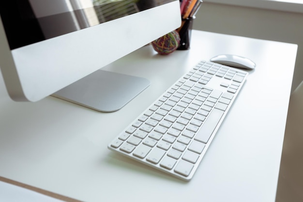 Mesa de escritorio de oficina blanca