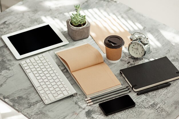 Mesa de escritorio de oficina con computadora, suministros y teléfono