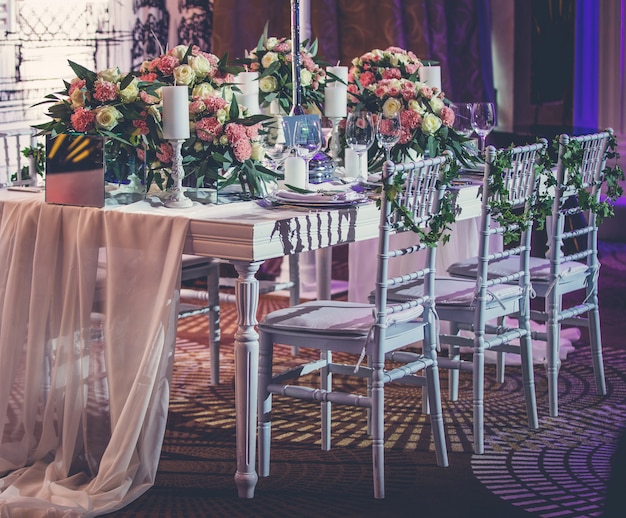 Mesa para eventos de compromiso con mantel de tul y flores