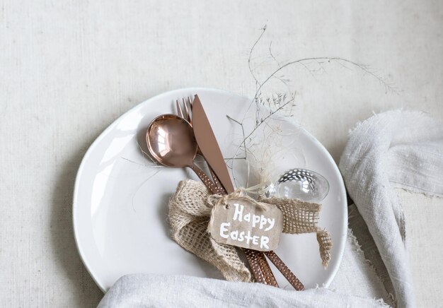 Mesa festiva de pascua con detalles de decoración en mesa blanca