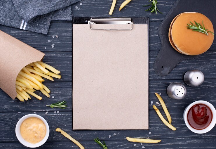 Foto gratuito mesa con hamburguesas y papas fritas