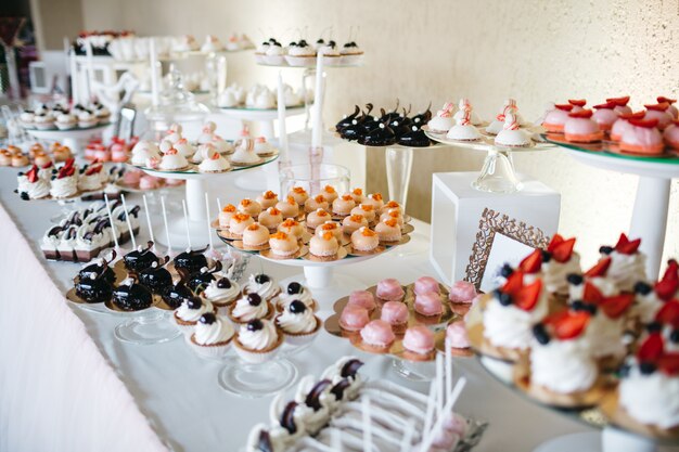 Una mesa con hermosos y deliciosos dulces.