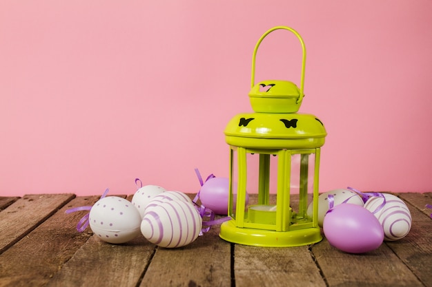 Mesa con huevos de pascua y farol