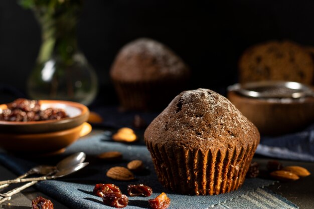 Mesa llena de deliciosos muffins