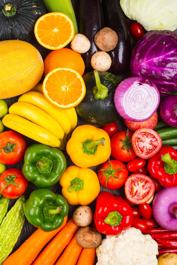 Foto gratuito mesa llena de verduras y frutas