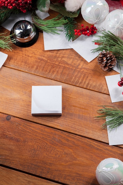 La mesa de madera con adornos navideños con espacio para copiar texto. Concepto de maqueta de Navidad