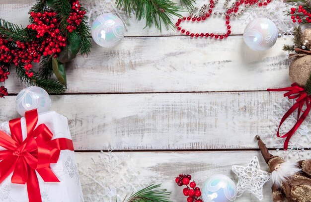 mesa de madera con adornos navideños con espacio para copiar texto.