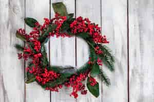 Foto gratuita mesa de madera con adornos navideños con espacio para copiar texto.