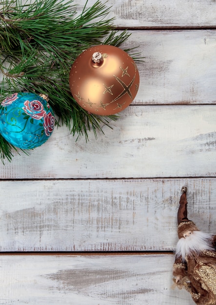 mesa de madera con adornos navideños con espacio para copiar texto.