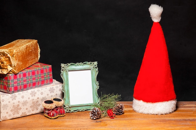 La mesa de madera con adornos navideños y regalos. Concepto de navidad
