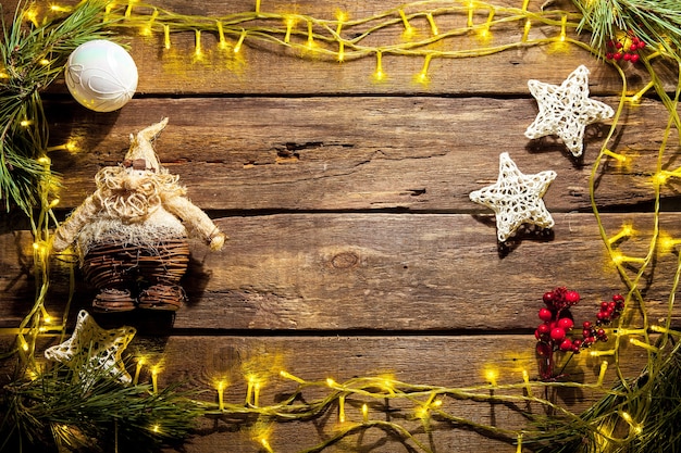 La mesa de madera con adornos navideños.