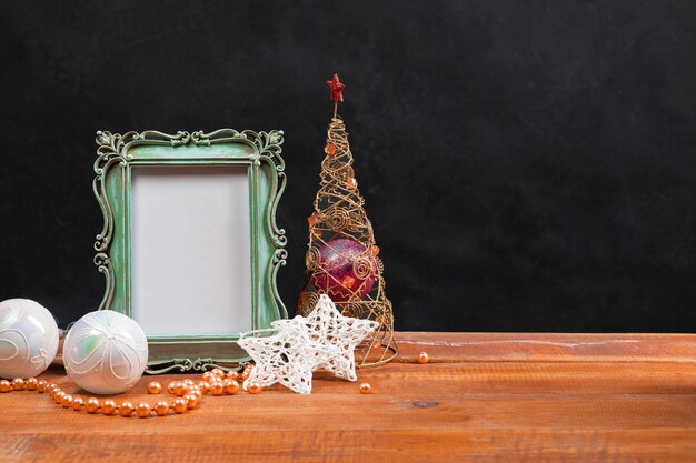 La mesa de madera con adornos navideños.