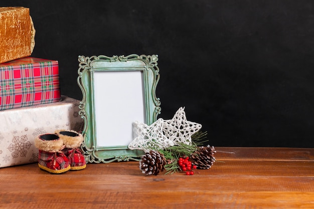 La mesa de madera con adornos navideños.