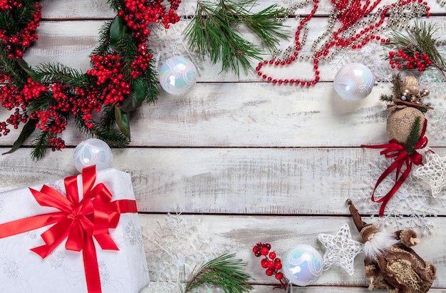 La mesa de madera con adornos navideños.