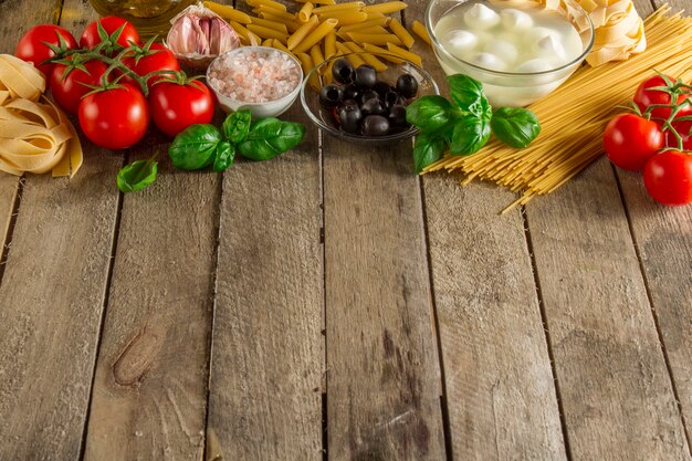 Mesa de madera con albahaca y otros ingredientes