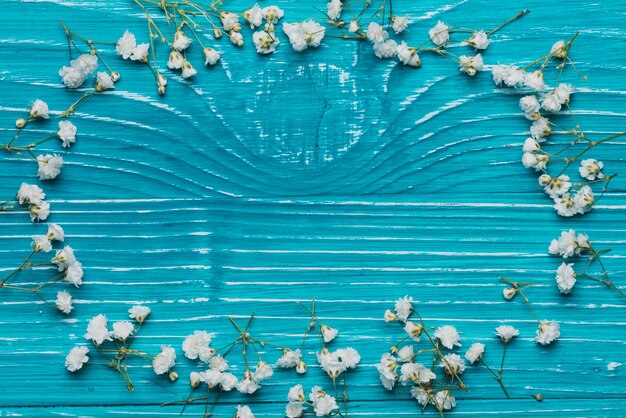 Mesa de madera azul con marco de flores
