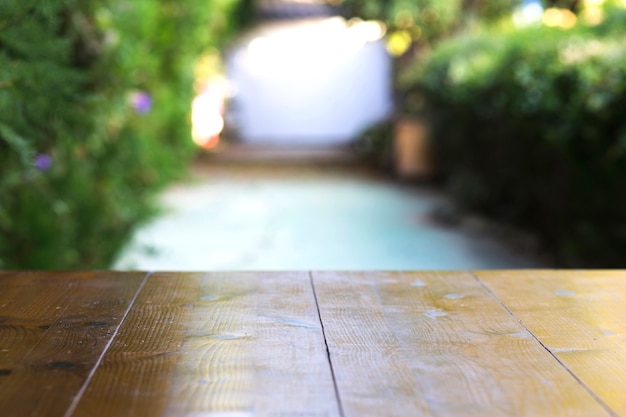 Mesa de madera en el callejón del parque