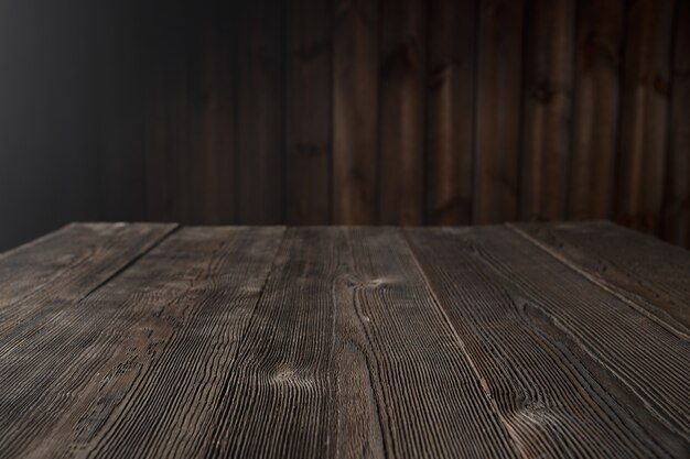 Mesa de madera de color marrón oscuro