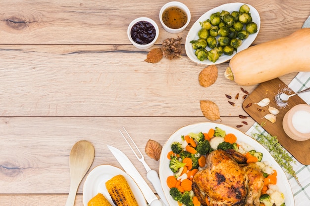 Mesa de madera cubierta con diferentes comidas.