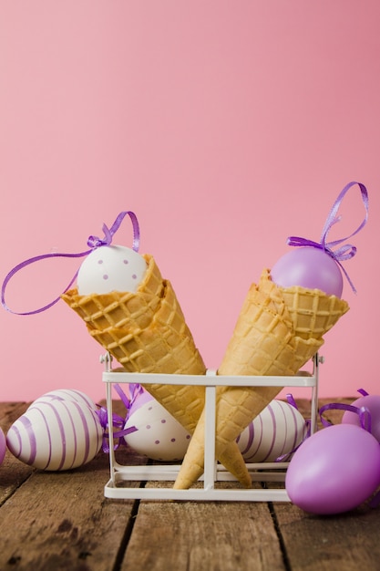 Mesa de madera con cucuruchos y huevos de pascua