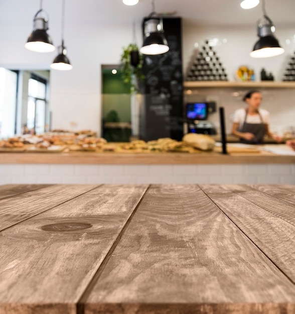 Mesa de madera con escena de restaurante borroso