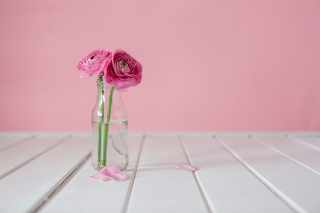 Mesa de madera con flores bonitas y jarrón