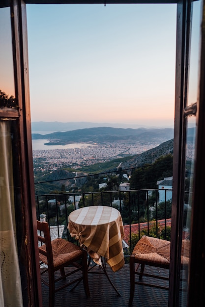 Mesa de madera en el fondo del paisaje urbano