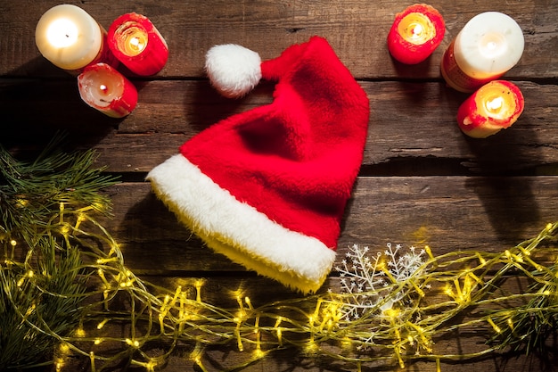 mesa de madera con gorro de Papá Noel y adornos.