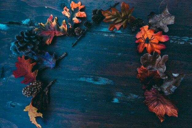 Mesa de madera de halloween con hojas de colores