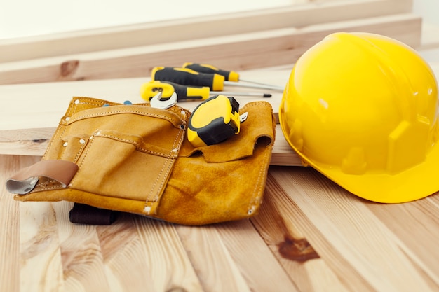 Foto gratuita mesa de madera con herramientas de trabajo y casco.