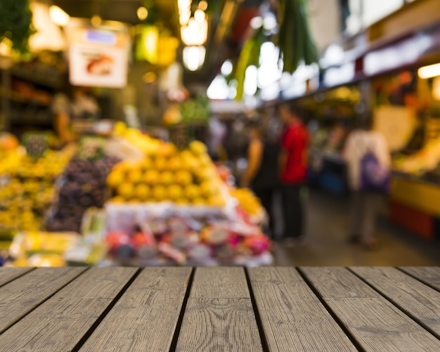 Mesa de madera mirando hacia mercado de frutas