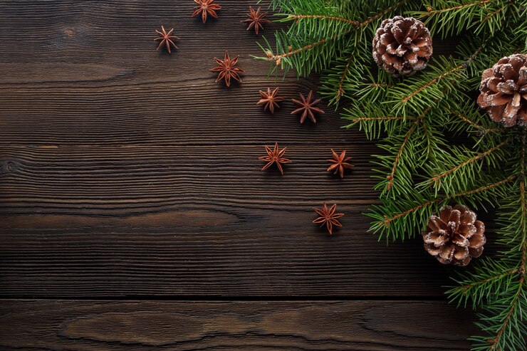 Foto gratuito mesa de madera oscura con pino decorado de navidad