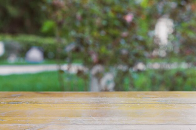 Mesa de madera en el parque