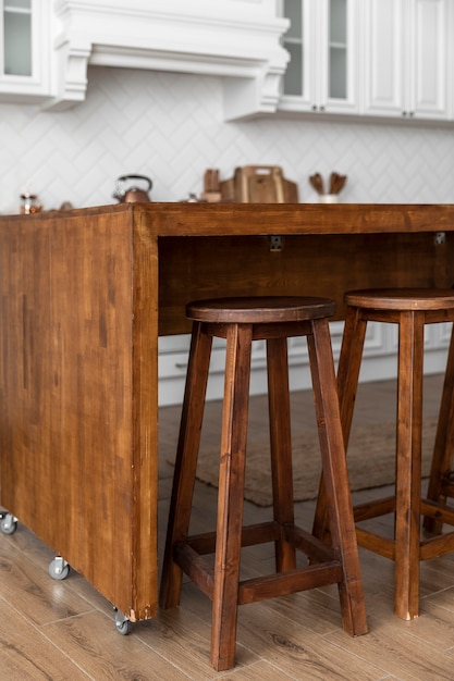 Mesa de madera con ruedas en cocina