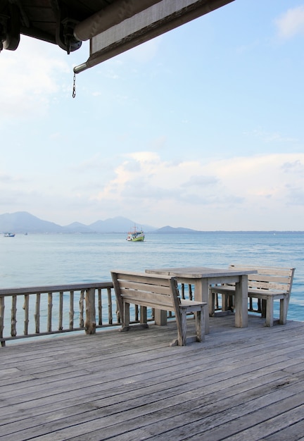 mesa de madera y sillas en un balneario tropical