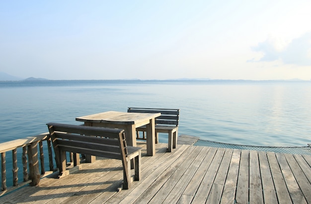 mesa de madera y sillas en un balneario tropical