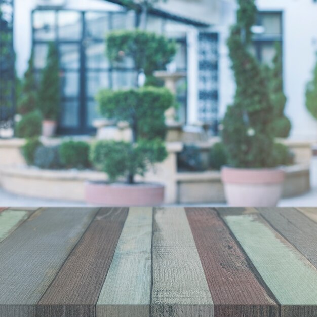 Mesa de madera vacía en frente de la casa