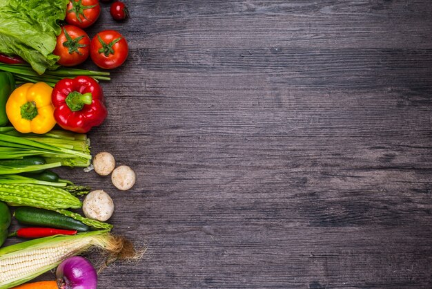 Mesa de madera con verduras