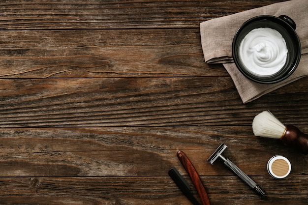 Foto gratuita mesa de madera vintage con herramientas de peluquería para dar forma a la barba