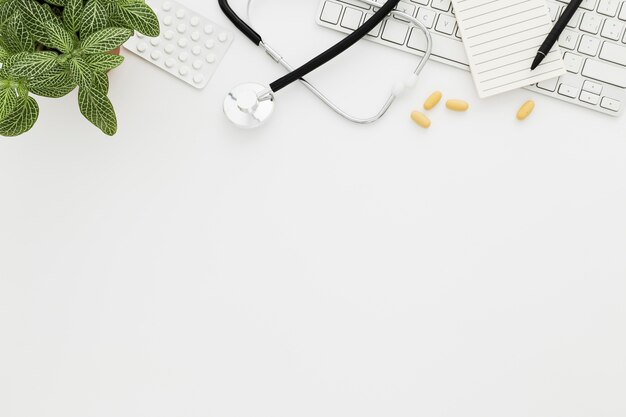 Mesa médica con estetoscopio y teclado