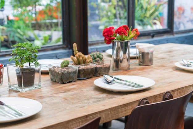 Foto gratuita mesa en mesa de comedor