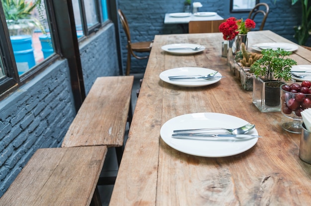 Foto gratuita mesa en mesa de comedor