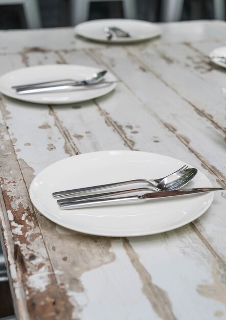 Foto gratuita mesa en mesa de comedor