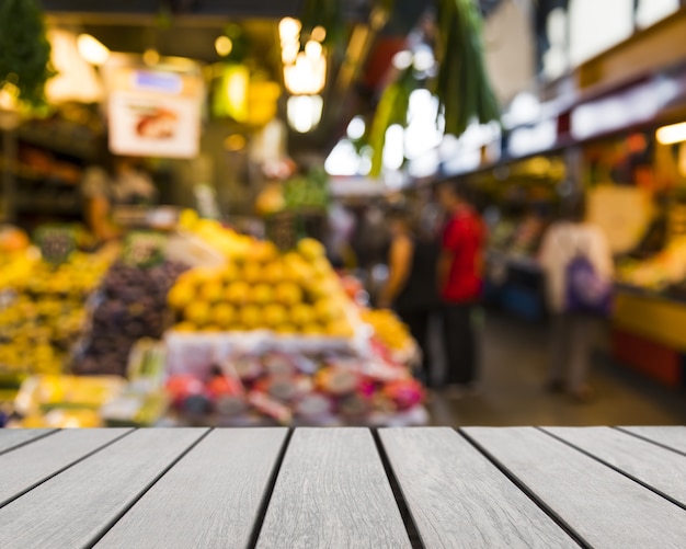 Mesa mirando hacia mercado de frutas