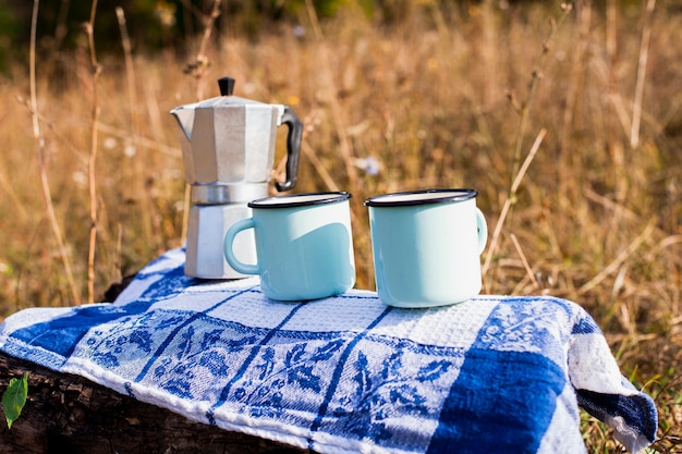 Mesa con molinillo de café y tazas