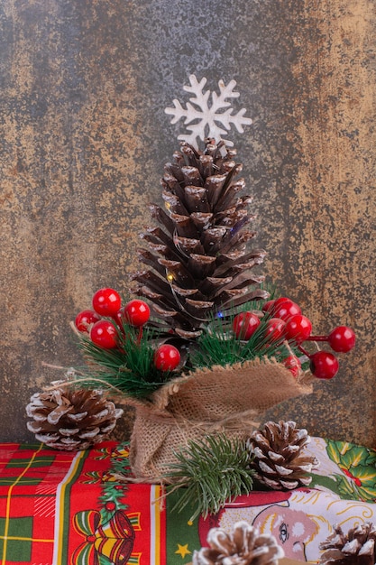 Mesa navideña con ciervo de juguete, pino y Santa.