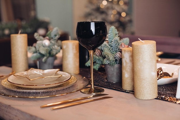 Mesa navideña en la sala de estar con los objetos de decoración navideña. Concepto de víspera de año nuevo